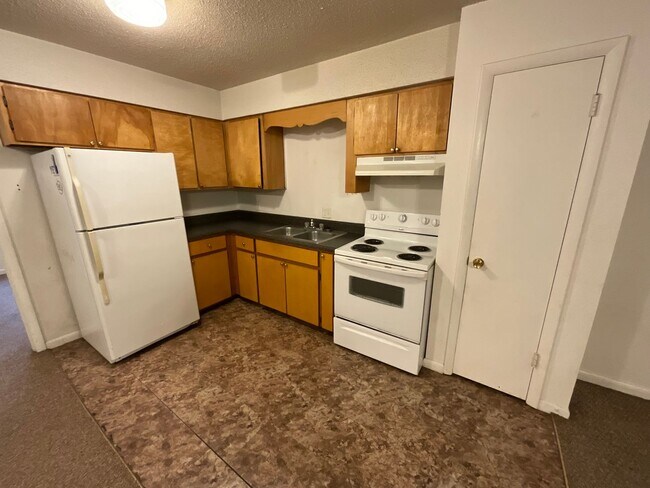 Building Photo - 2/1 Apartment in Chipley with Water, Sewer, Garbage, & Lawn Maintenance Included!