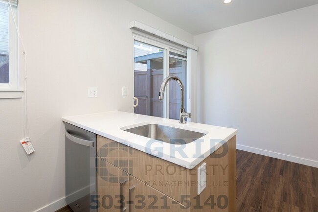 Building Photo - GPM392 - NE Everett St (T1)