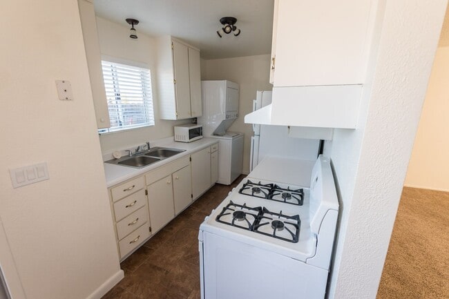 Building Photo - Cozy Condo! 2 Bedroom, 1 Bath, Washer & Dryer and Jacuzzi included!