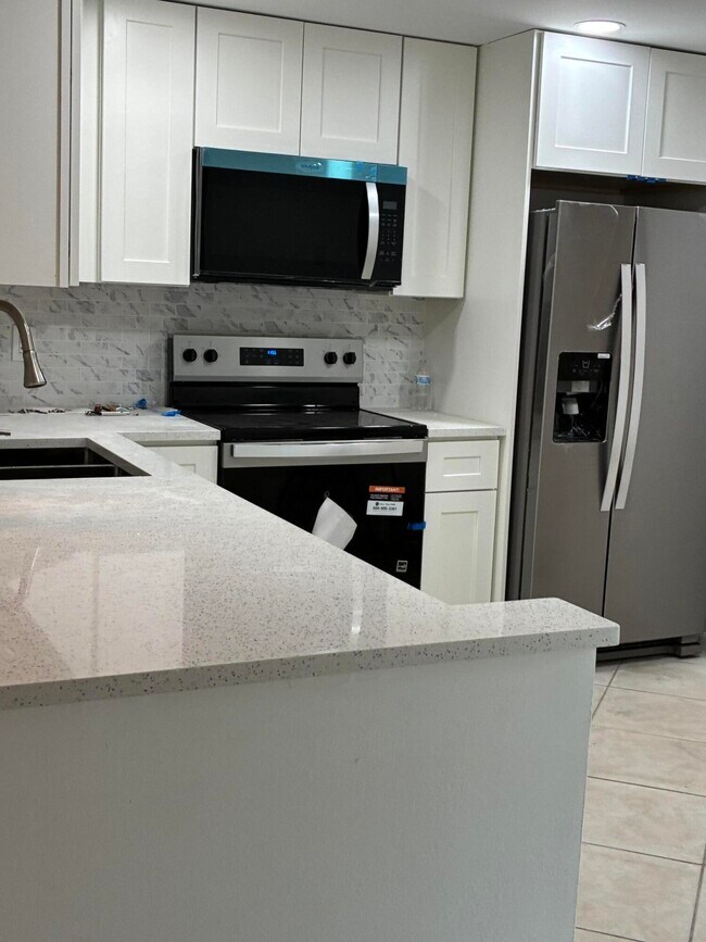 Building Photo - 2615 NE 3rd Ct