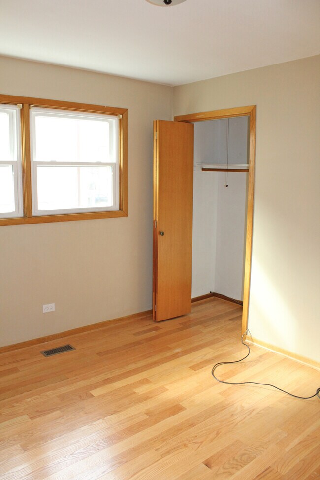 Building Photo - 7870 W Cahill Terrace