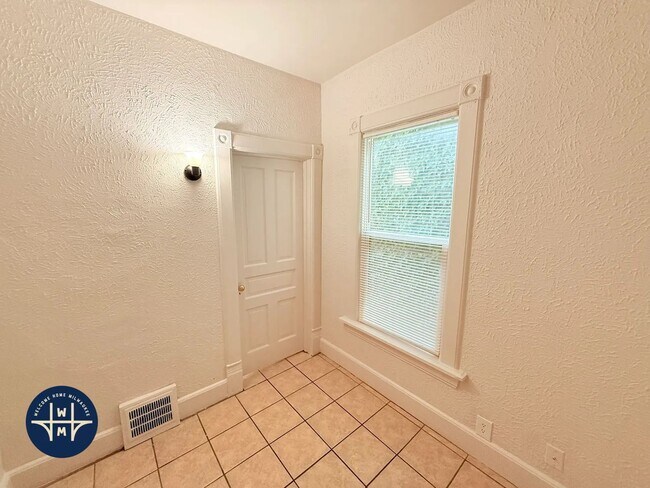 Building Photo - 1140 N 50th Pl