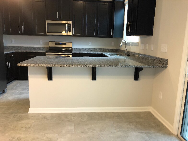 Building Photo - 557 Richmond Dr