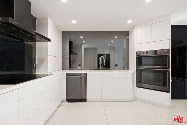 Building Photo - 1100 Alta Loma Rd