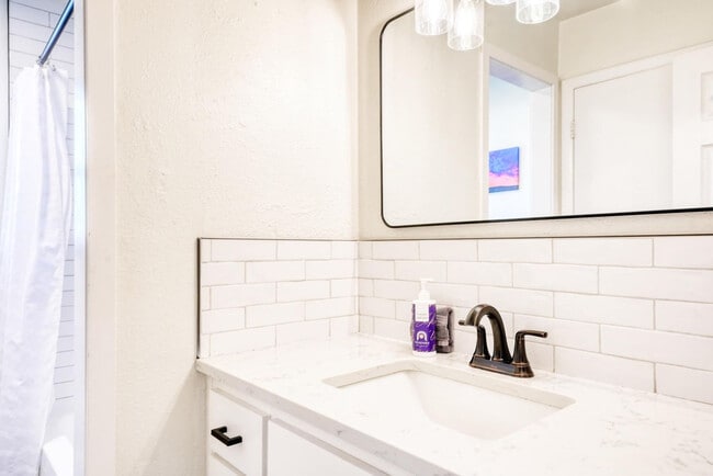 Building Photo - 1308 SE E St