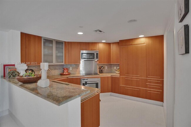 Building Photo - 2627 S Bayshore Dr