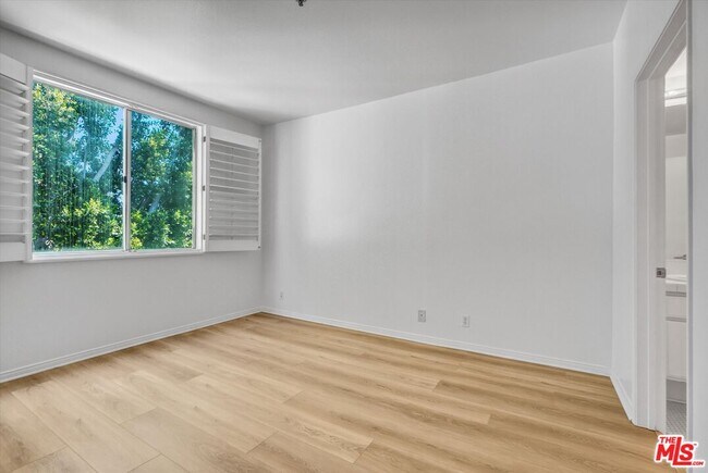 Building Photo - 2222 Beachwood Dr