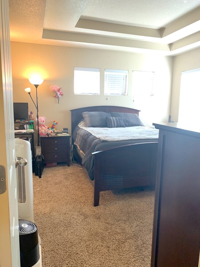 Building Photo - Lots of Great Light in this End Townhome