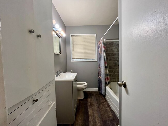 Building Photo - Updated 3 Bed 1 Bath! First Month's rent FREE!