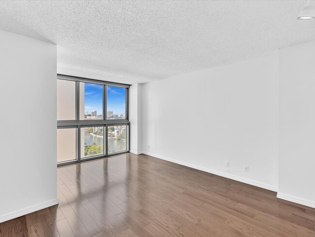 Building Photo - 2655 Collins Ave