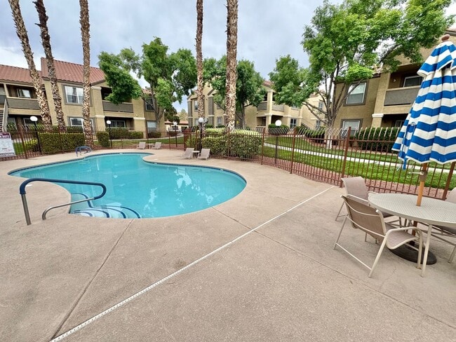 Building Photo - 2 Bedroom, 2 Full Bath Newly Renovated Con...