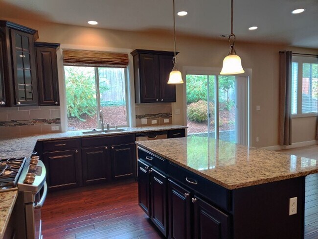 Building Photo - Beautiful Tumwater Home - 4 BD+DEN+BONUS RM