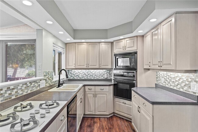 Building Photo - 130 Brooklawn Dr