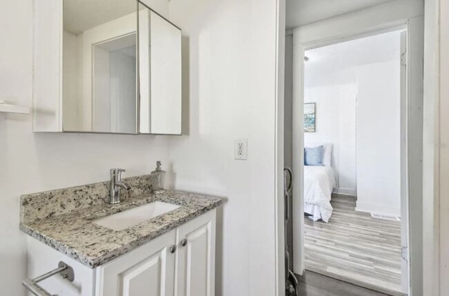 Building Photo - Housing Voucher Accepted: Charming 4-Bedroom Home in Saint Petersburg