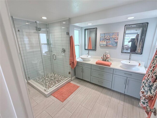 Building Photo - 6841 Roxbury Dr