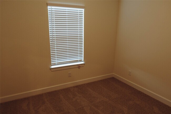 Building Photo - 3352 Vine Ter Trce