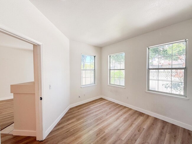 Building Photo - 2527 Baywood Way