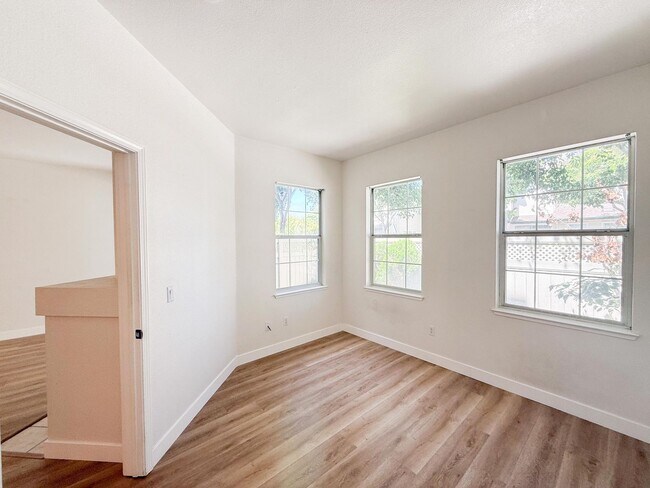 Building Photo - Richmond Marina Bay 3 Bed 3 Bath Townhome in Gated Bay Front Community