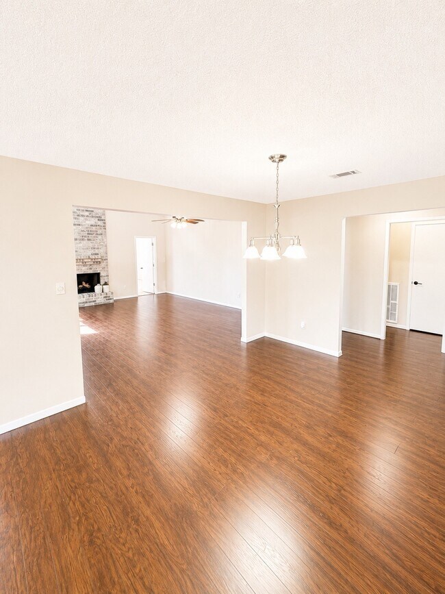 Building Photo - 2239 Highland Hills Dr