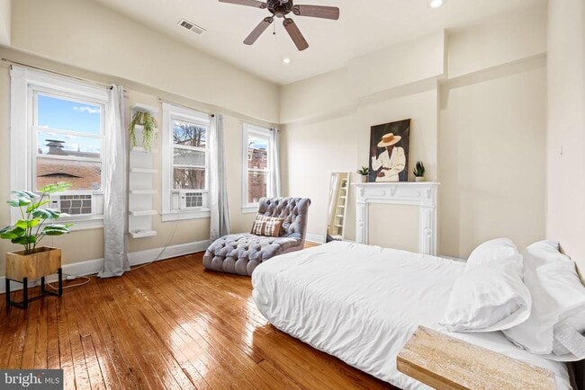 Building Photo - 1402 Light St