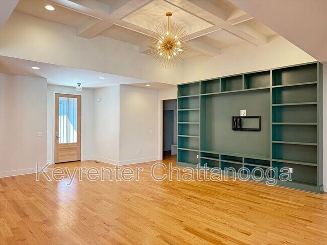 Building Photo - 8925 Pine Ridge Rd