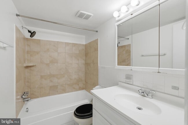 Building Photo - 1521 Colonial Dr