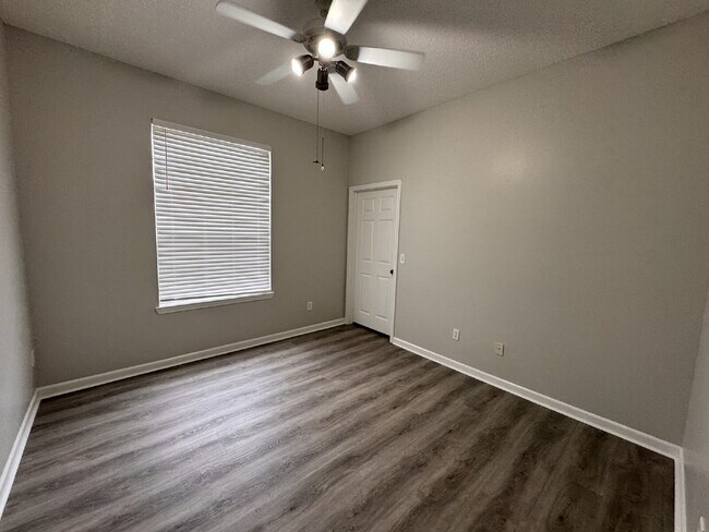 Building Photo - Modern 3rd-Floor Condo Near Beach & Southside