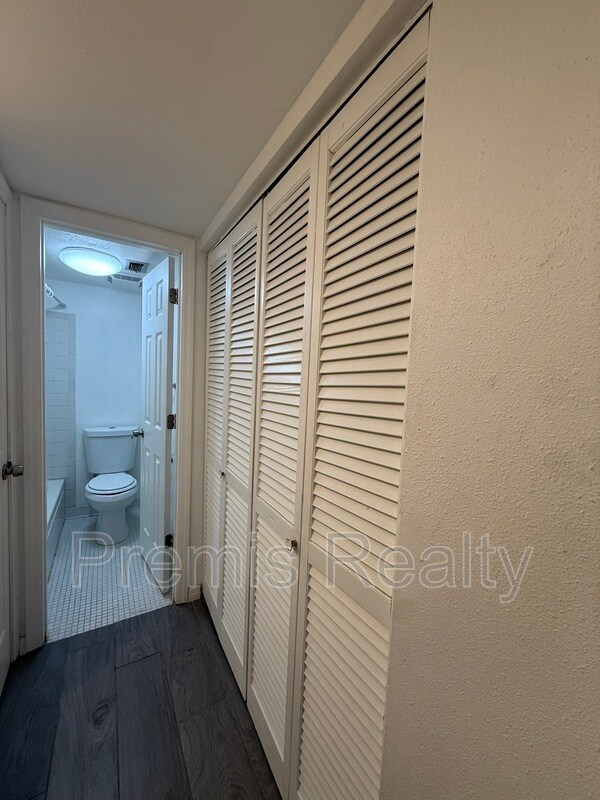 Building Photo - 1575 Greenlea Dr