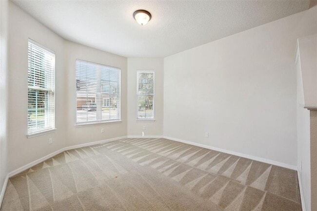 Building Photo - 1310 Oakcrest Ct