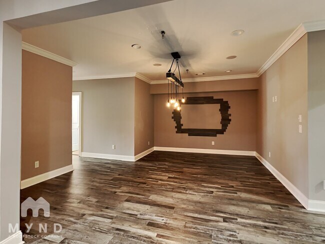 Building Photo - 2995 Manorview Ln