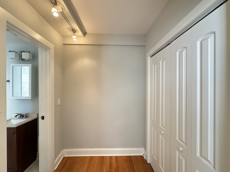 Building Photo - 627 W Patterson Ave