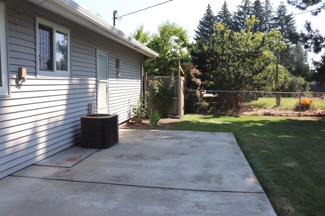 Building Photo - Single Level Living with attached garage