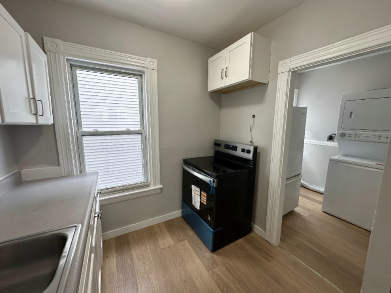 Building Photo - 267 Silver St