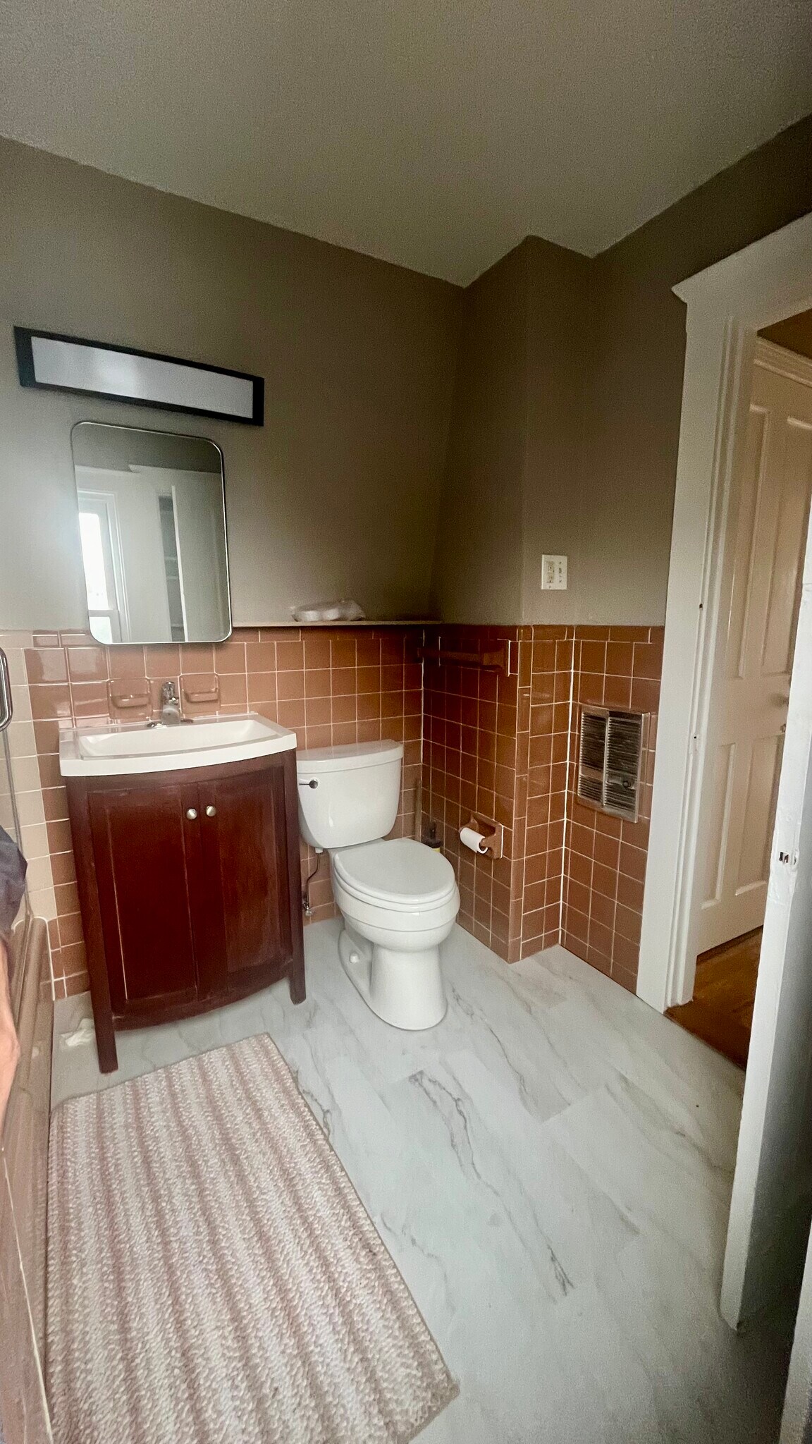 Full Bath - 312 Humphrey St