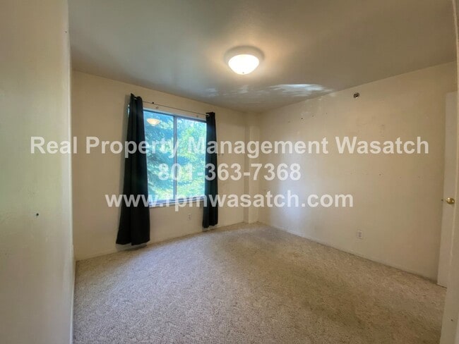 Building Photo - Charming 3 Bedroom 2 Bathroom Downtown Condo!