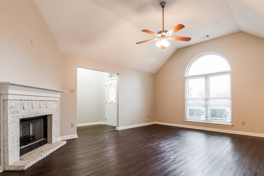 Building Photo - 105 Norma Carol Cove