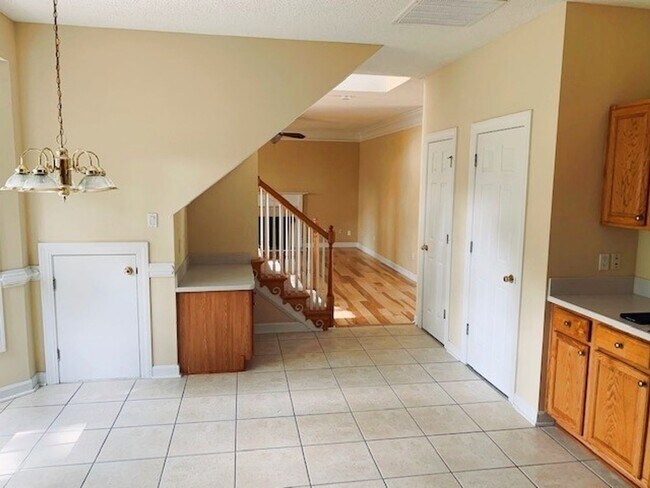 Building Photo - Location: Beautiful 3 bedroom, 2.5 bathroom single family home in Eagles Pointe Bluffton SC!