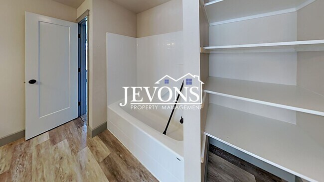 Building Photo - Spacious home with fully equipped kitchen and 2-car garage near Stewart Park