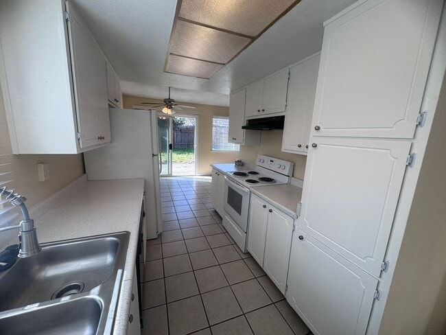 Building Photo - 3 Bedroom Home with RV Parking!