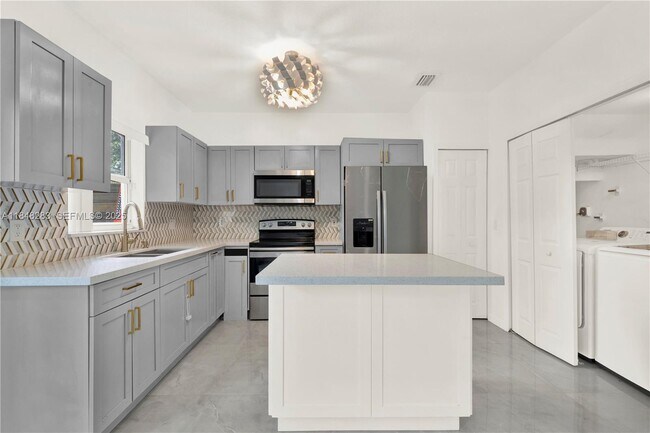 Building Photo - 1637 SE 30th St