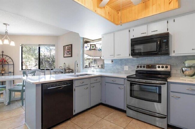 Building Photo - 8 Fairways Cir