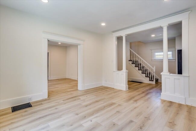 Building Photo - Riverside home for rent