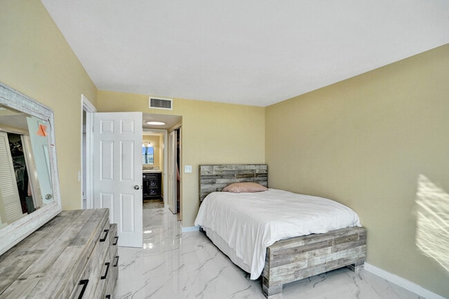 Building Photo - 3590 S Ocean Blvd