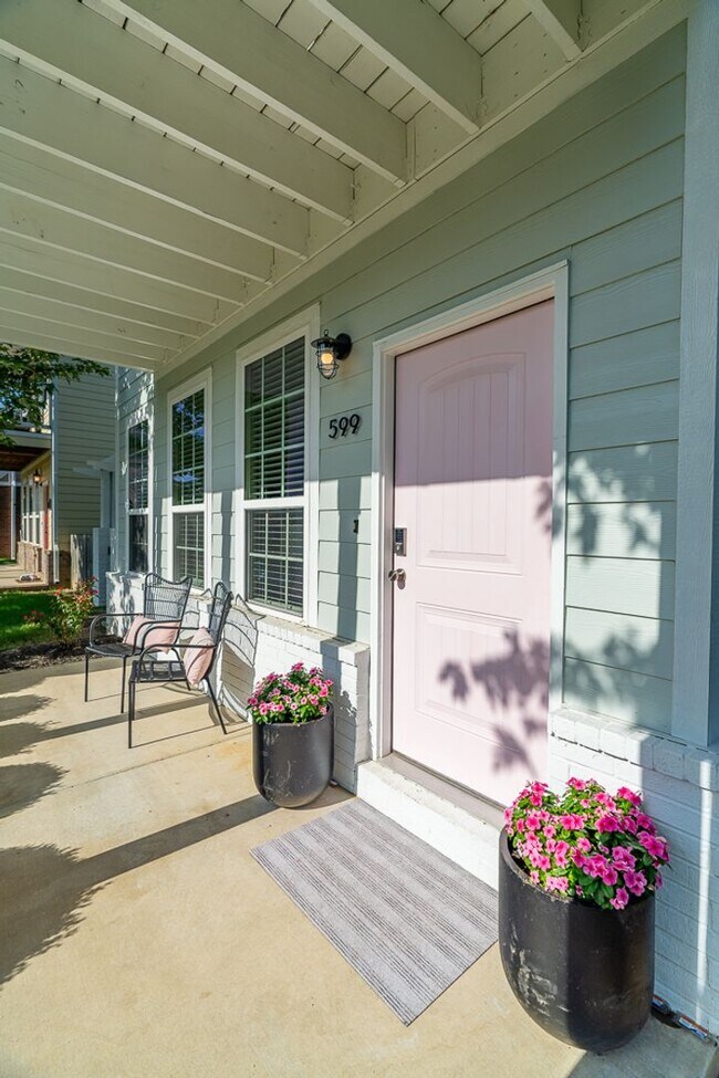 Building Photo - Beautiful 4 bedroom, 3.5 bathroom home in ...