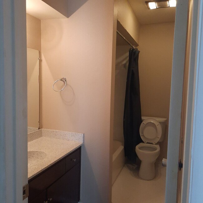 Building Photo - 2 bdrm 2 bath apt.