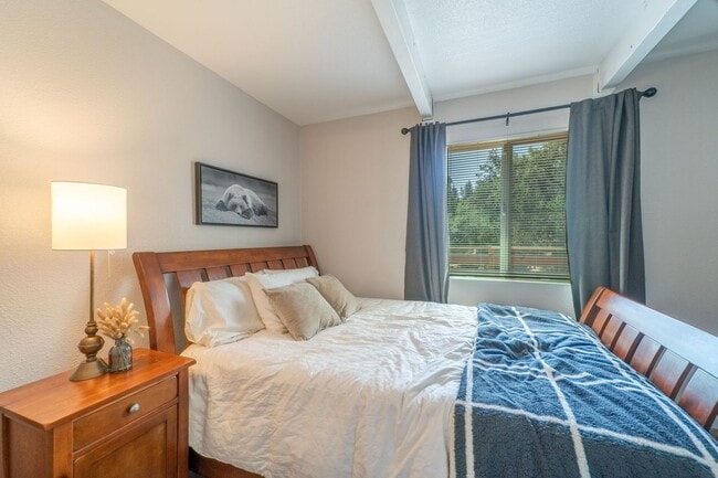 Building Photo - 2 BR w/ Loft