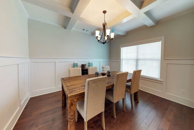 Building Photo - 708 Tree Top Trl