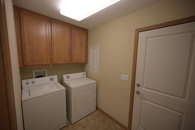 Building Photo - 3 bed, 2.5 bath, 2 car garage, lots of sun...