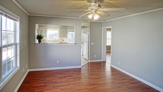 Building Photo - 3 Bed 2 Bath home with pool and lawncare included for $1850!!!