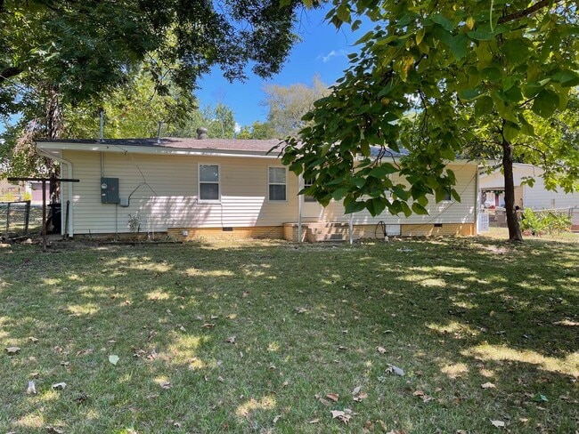 Building Photo - 713 W Martin St